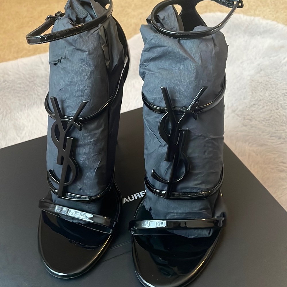 Cassandra size 40.5  perfect condition